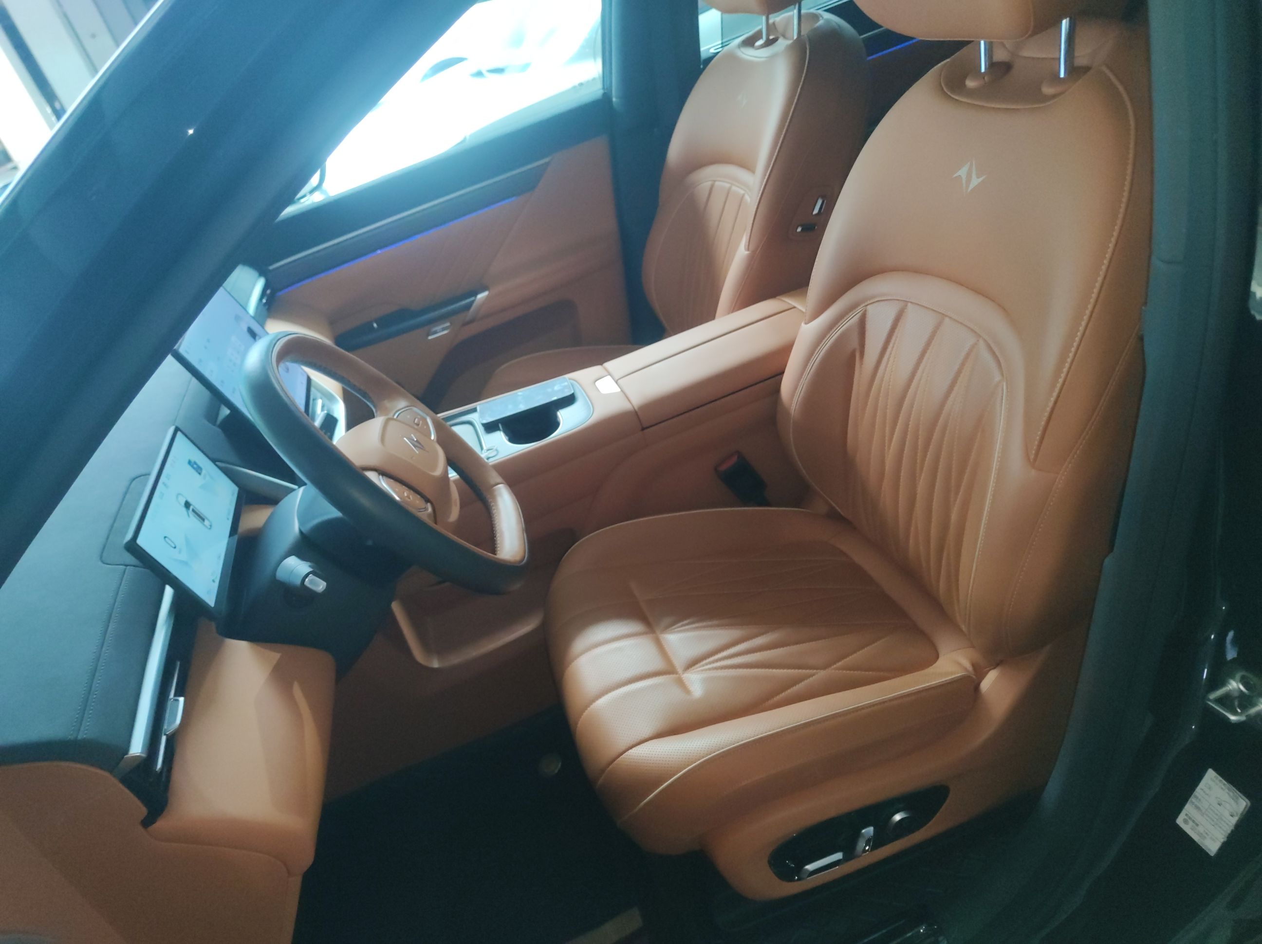 المقاعد الأمامية داخل السيارة