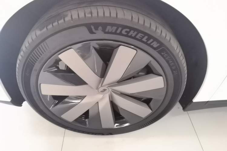 Used Li Auto i6 2025 Model Four-Wheel-Drive Standard Type
