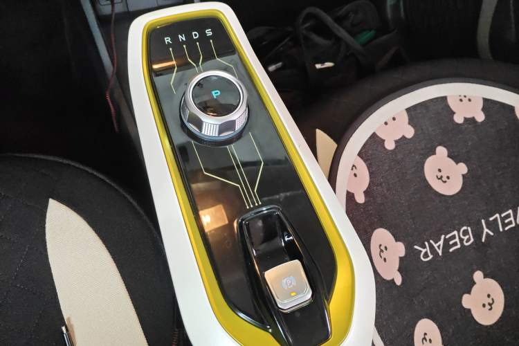 Used CHANGAN Benni E-Star 2022 Qingxin Edition Colorful Model Lithium-NMC Gear Lever