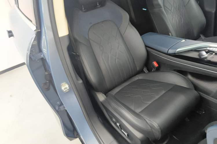 Used VOYAH FREE 2021 Four-Wheel Drive Standard Range-Extended Exclusive Luxury Package Right Front Seat