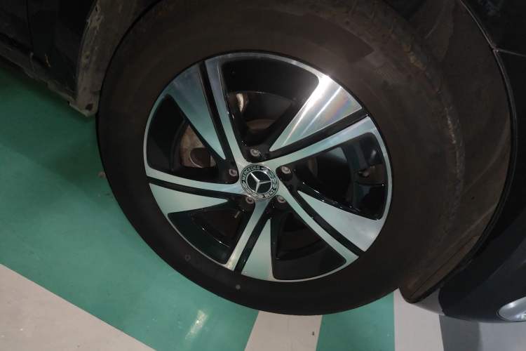 Used Mercedes-Benz Vito 2024 2.0T Business Version 7 Seats Right Front Wheel Hub