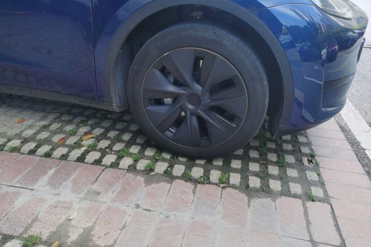 Used Tesla Model Y 2024 Rear-Wheel-Drive Version Right Front Wheel Hub