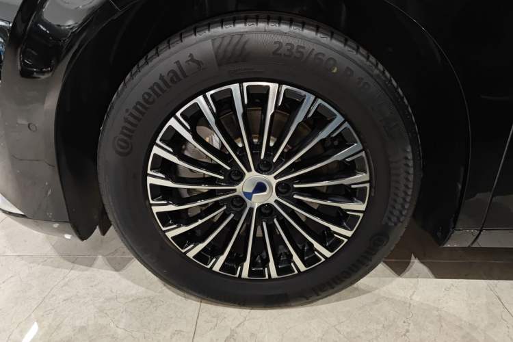 Used Denza D9 2025 DM-i Intelligent Drive 1020 Four-Wheel Drive Flagship Model
