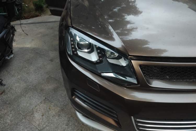 Used Volkswagen Touareg 2011 3.0 TSI High-End Version Right Front Headlight