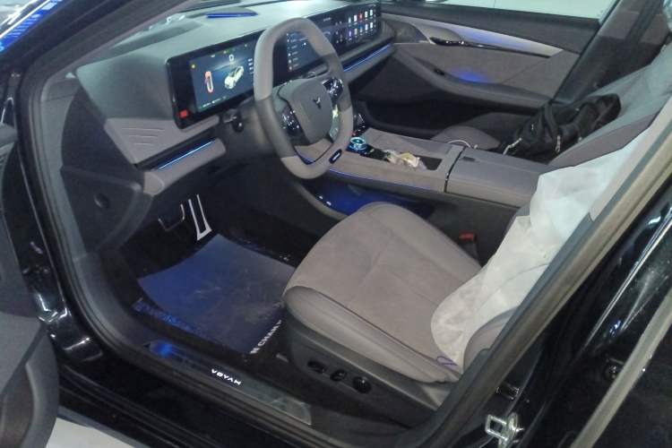 Used VOYAH PASSION 2024 PHEV Four-Wheel Drive Ultra-Long Range Executive Edition