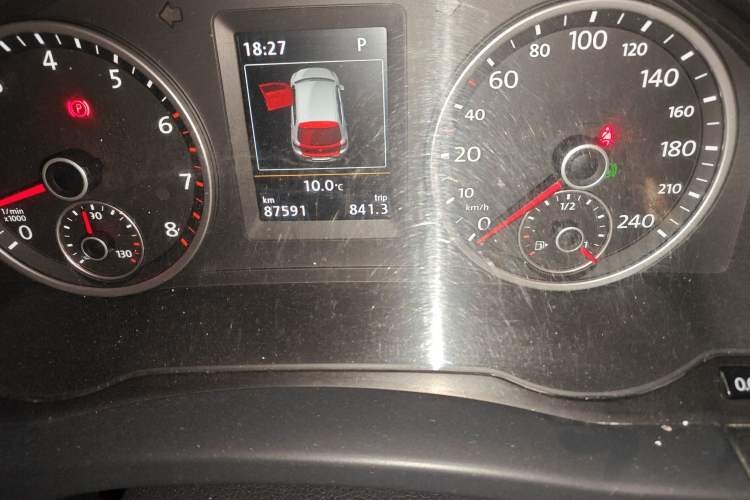 Used Volkswagen Tiguan 2015 1.8TSI Automatic Two-Wheel Drive Luxury Model Odometer Close Up