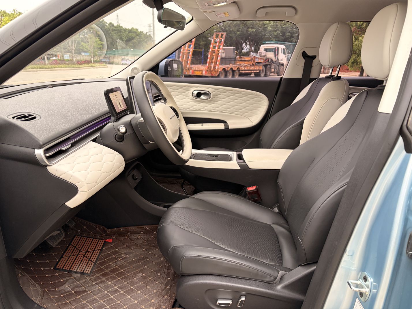 المقاعد الأمامية داخل السيارة