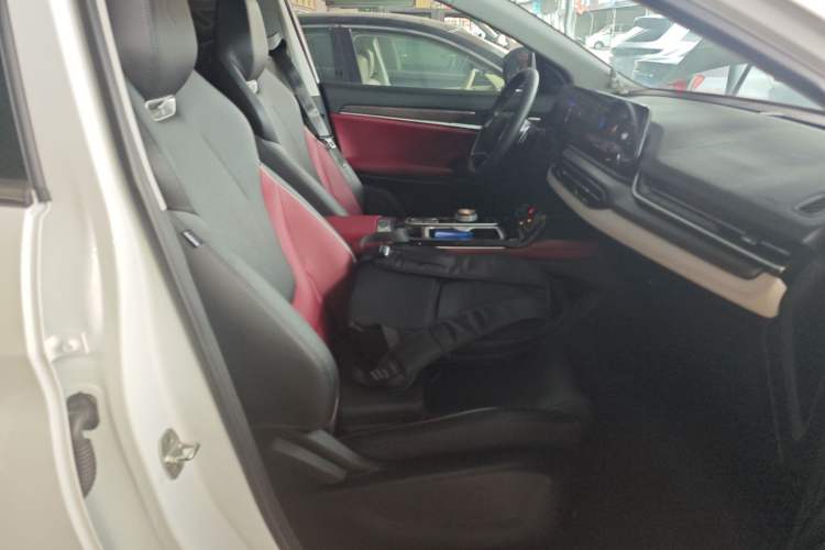 Used SOL QX 2021 300T DCT Prestige Smart Connectivity Version Right Front Seat