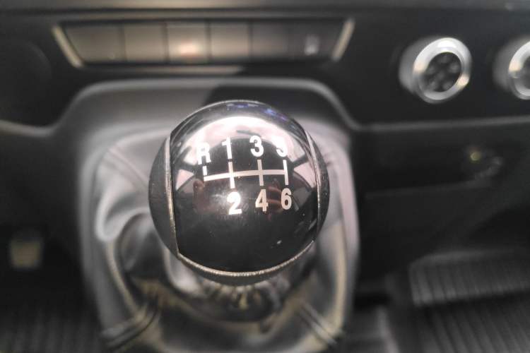 Used JMC Fushun 2022 2.0T Manual Multi-Function Passenger Vehicle Short Wheelbase Mid-Height Roof 6-Seater Gear Lever