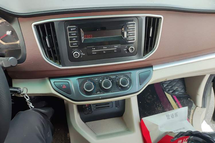 Used FORTHING Lingzhi 2019 M5L 1.6L 7-Seater Standard Model China VI Audio And AC Panel