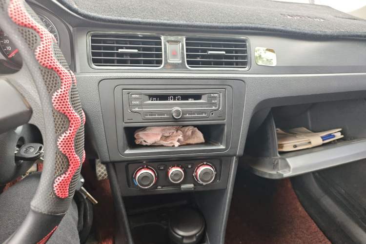 Used Volkswagen Santana 2013 1.6L Manual Fashion Edition Audio And AC Panel