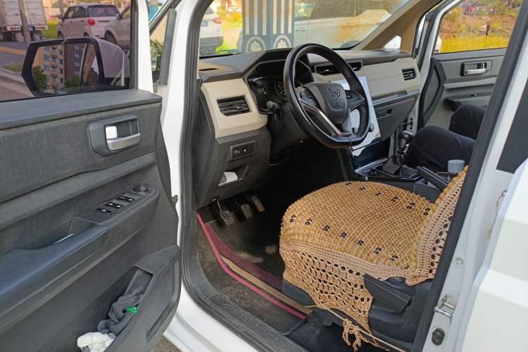 Used Wuling Hongguang PLUS 2019 1.5T Manual Luxury 7-Seater Driver Seat