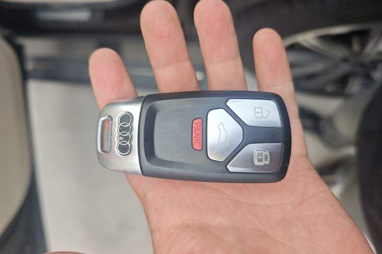 Used Audi Q7  Vehicle Key