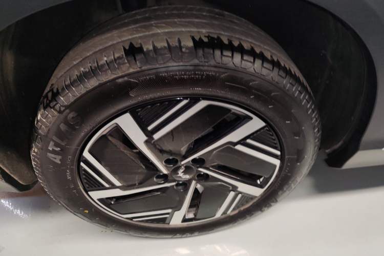 Used Wuling Xingguang S 2024 130 km Flagship Version Right Rear Wheel Hub