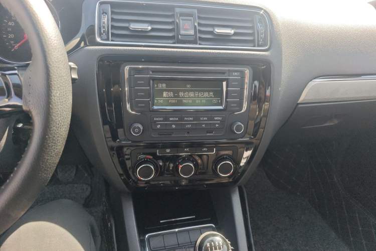 Used Volkswagen Sagitar 2015 1.6L Manual Comfort Model Audio And AC Panel