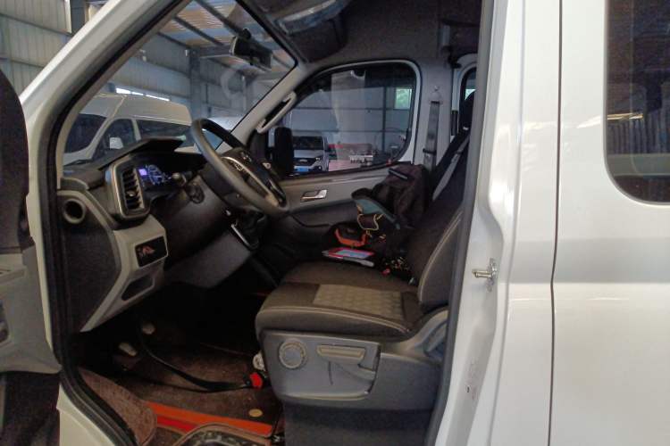 Used SAIC MAXUS Xintu V80 2023 2.0T Manual Classic Aoyuntong Power Version Short Wheelbase Mid-Height 5/6-Seater