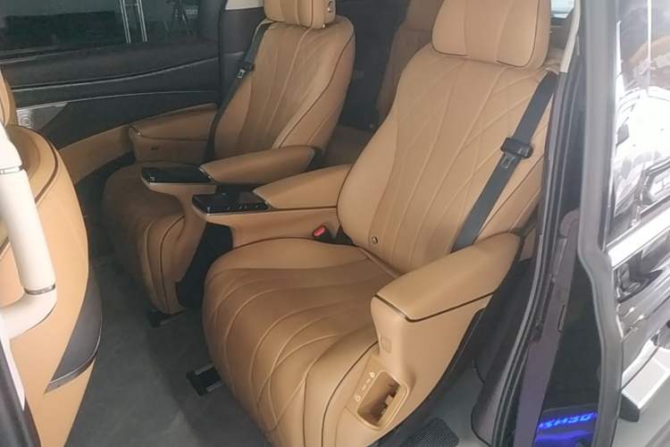 Used Denza D9 2024 DM-i 1050 Luxury Model
