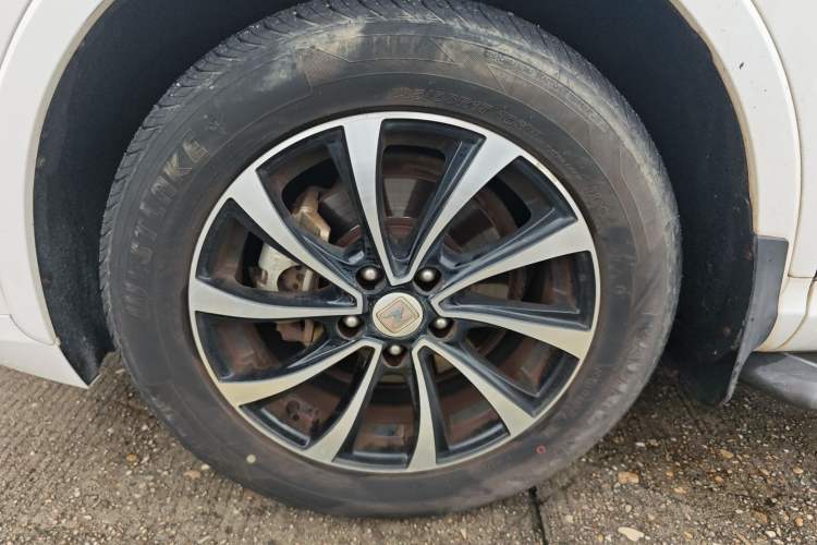 Used Zotye SR7 2016 1.5T CVT Cube Heart Edition China V Standard Left Front Wheel Hub