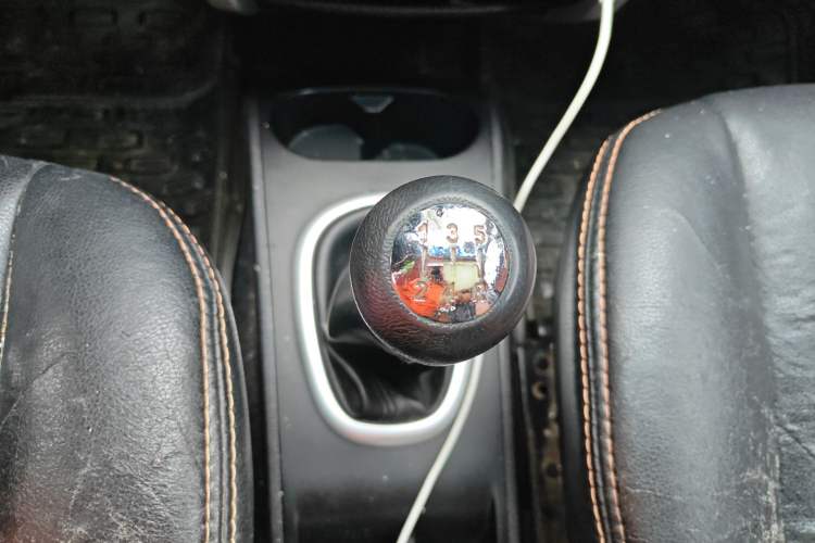 Used CHANGAN CX20 2014 1.4L Manual Sunroof Navigation Version – China IV Standard Gear Lever