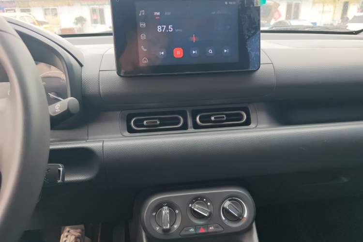 Used Wuling Hongguang New Energy 2025 Extended-Range Hybrid 50KM Comfort Version Audio And AC Panel