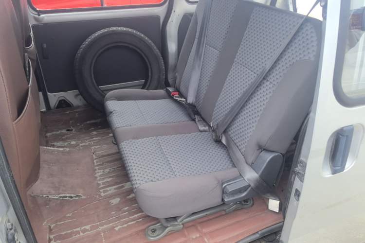 Used Wuling Zhiguang 2015 1.2L Practical LS-I Model Left Rear Seat
