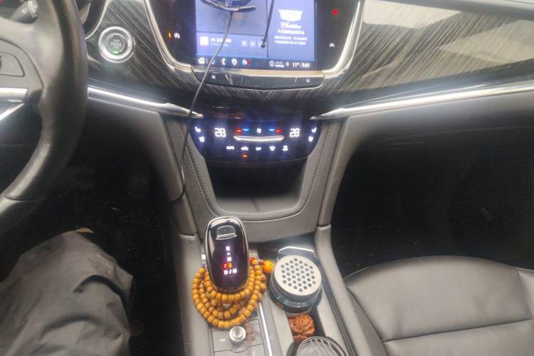 Used Cadillac XT6 2022 2.0T Six-Seater Four-Wheel-Drive Luxury Standard Edition Audio And AC Panel