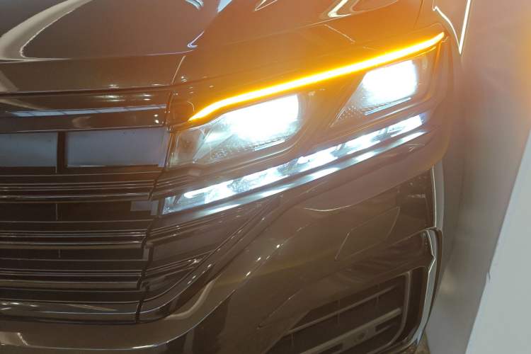 Used Volkswagen Touareg 2022 3.0 TSI Luxury Edition Black Diamond Sport Package Left Front Headlight