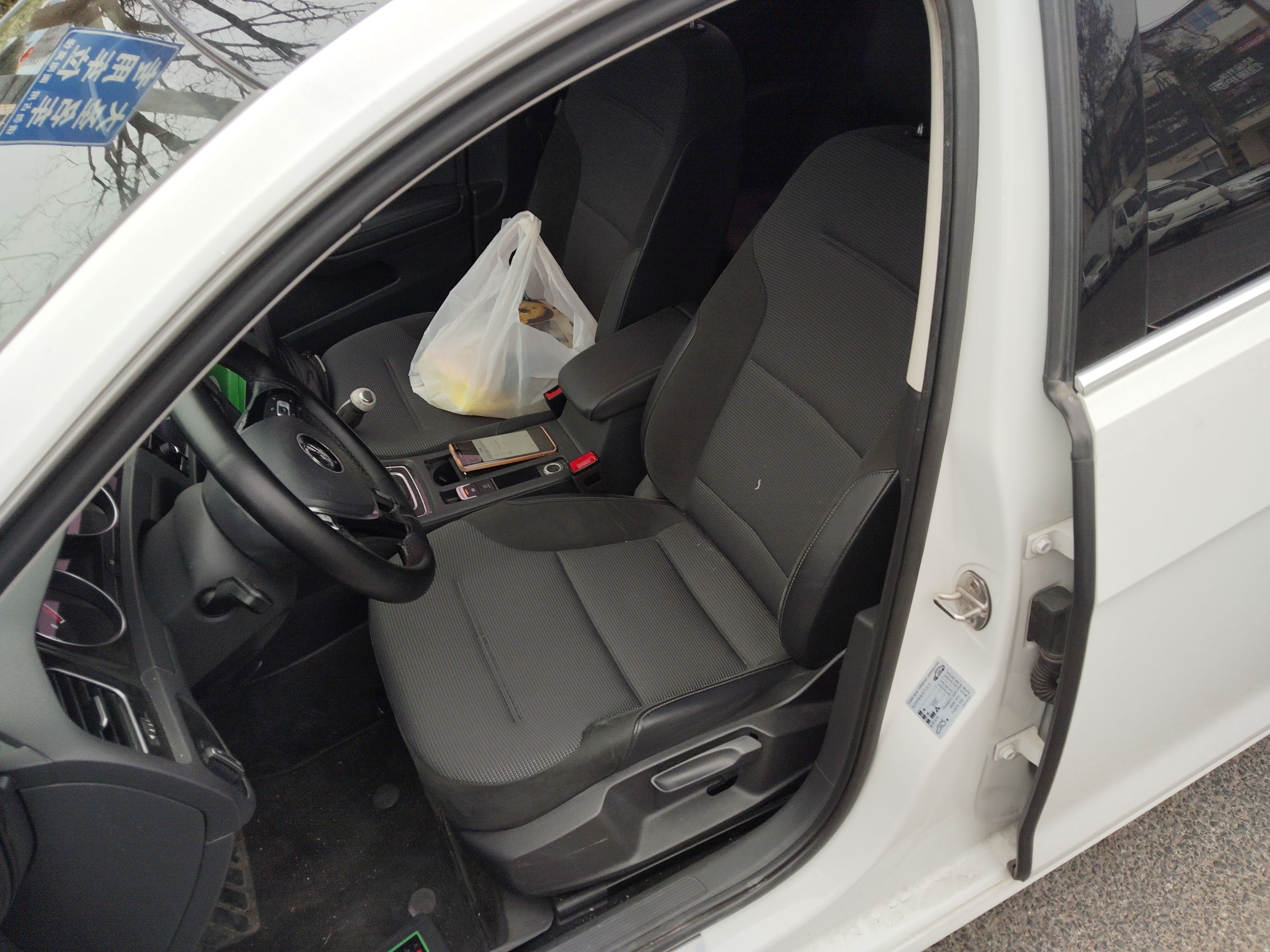 Переднее сиденье в автомобиле