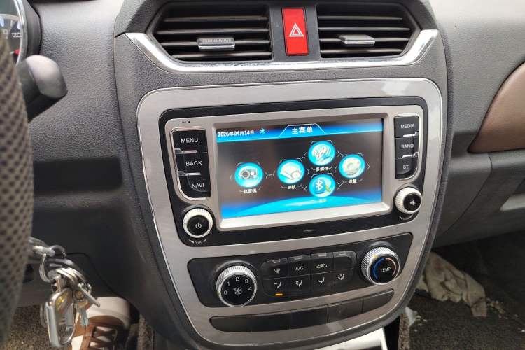 Used JAC Group V7 2018 2.0T Two-Wheel-Drive Luxury Version D19TCIE13 Audio And AC Panel