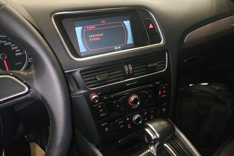 Used Audi Q5 2017 40 TFSI Ambition Edition Audio And AC Panel