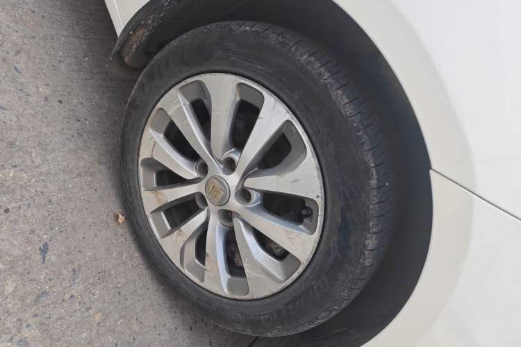 Used Fiat Viaggio 2012 1.4T Automatic Enjoyment Edition Right Front Wheel Hub