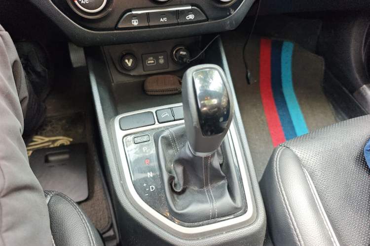 Used Hyundai ix25 2015 1.6L Automatic Two-Wheel Drive Smart GLS Trim Gear Lever