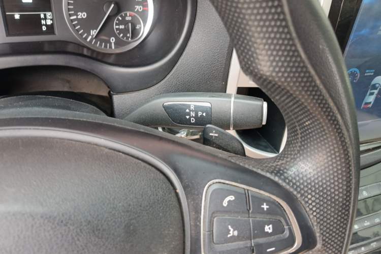 Used Mercedes-Benz Vito 2018 2.0T Elite Version 7 Seats China V Emission Standard Gear Lever