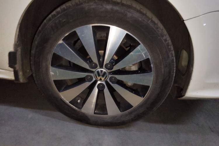 Used Volkswagen Sagitar 2015 1.6L Automatic Comfort Model Right Front Wheel Hub