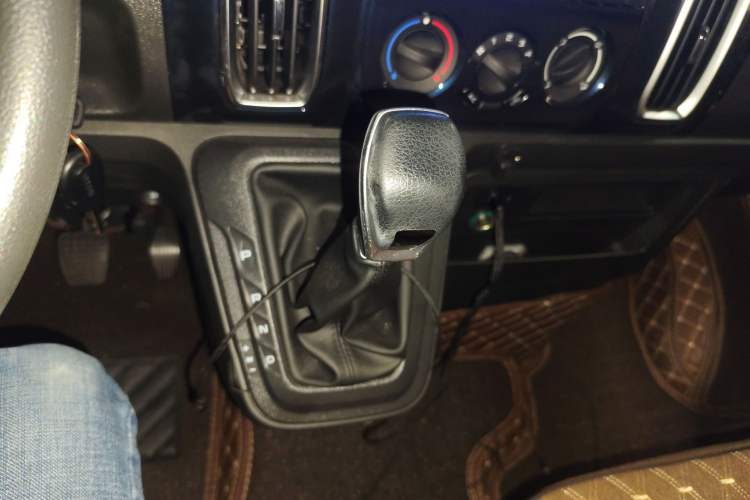 Used Iveco Daily 2023 2.5T A35M1 Multi-Purpose Passenger Vehicle Short Wheelbase Low Roof Single-Tire Side-Sliding Door Automatic Transmission
