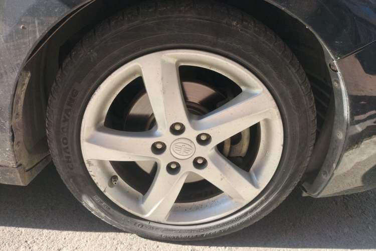 Used Bestune B70 2014 2.0L automatic luxury version Right Front Wheel Hub