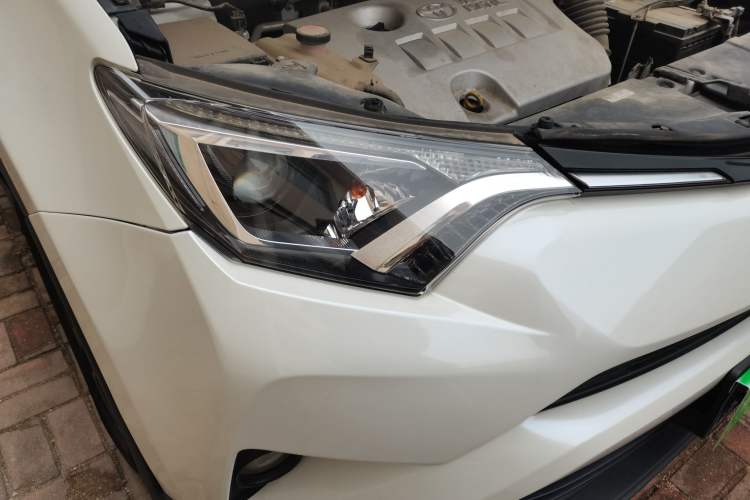Used Toyota RAV4 2016 2.0L CVT Two-Wheel Drive Fashion Edition China V Standard Right Front Headlight