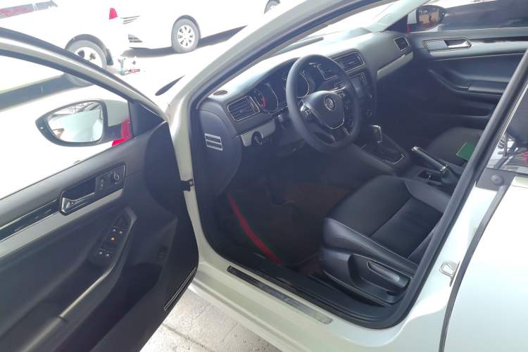 Used Volkswagen Sagitar 2017 230TSI Automatic Comfort Version Driver Seat