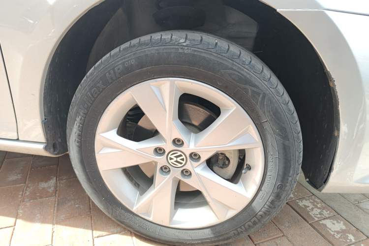 Used Volkswagen Bora 2013 1.6L Manual Comfort Model Right Front Wheel Hub