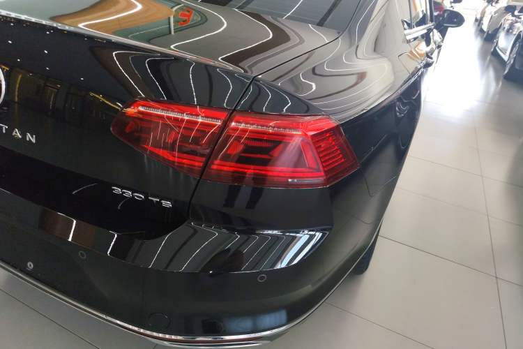 Used Volkswagen Magotan 2020 330TSI DSG Leading Model Right Rear Taillight