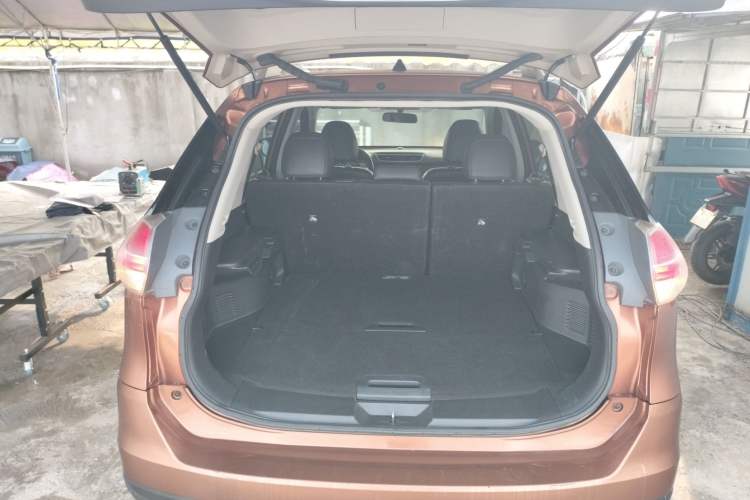 Used Nissan X-Trail 2015 2.0L CVT Comfort MAX Edition 2WD Trunk