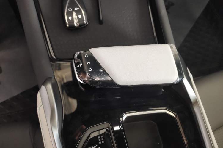 Used CHANGAN UNI-T 2023 Second-Generation 1.5T Prestige Model Gear Lever