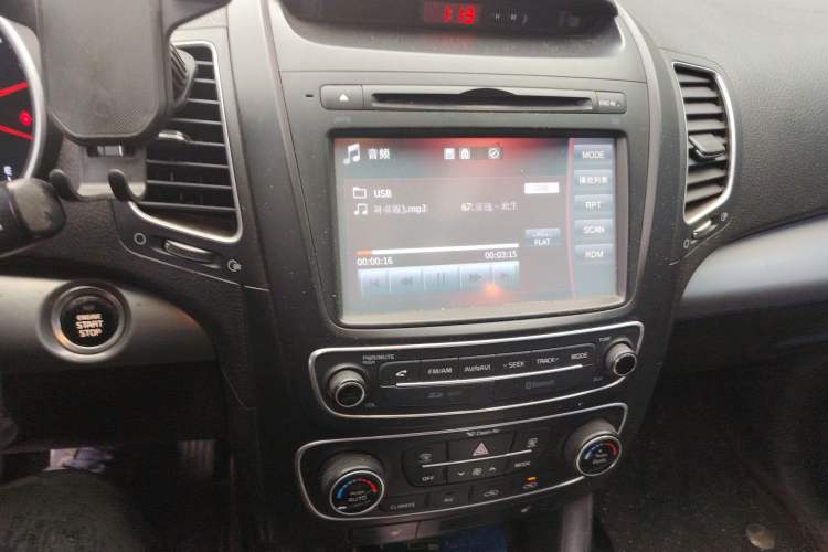 Used Kia Sorento 2013 2.2T 7-seat Diesel Luxury Edition Audio And AC Panel