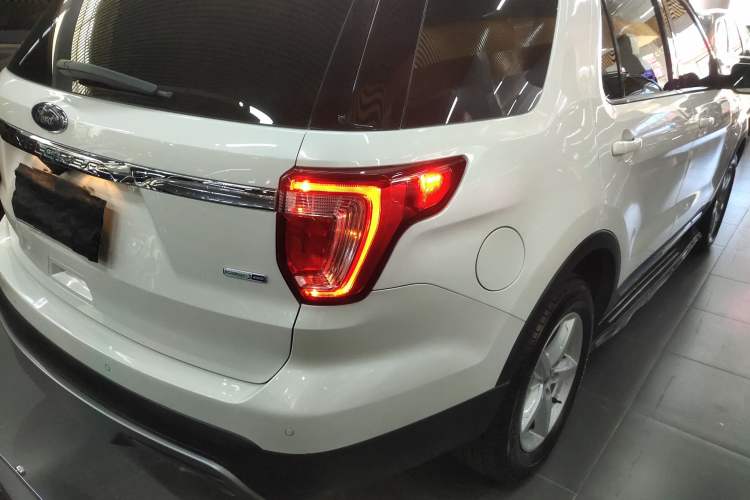 Used Ford Explorer  Exterior 6