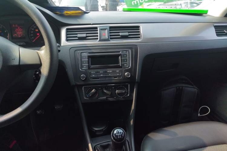 Used Volkswagen Santana 2015 1.6L Manual Comfort Edition Audio And AC Panel