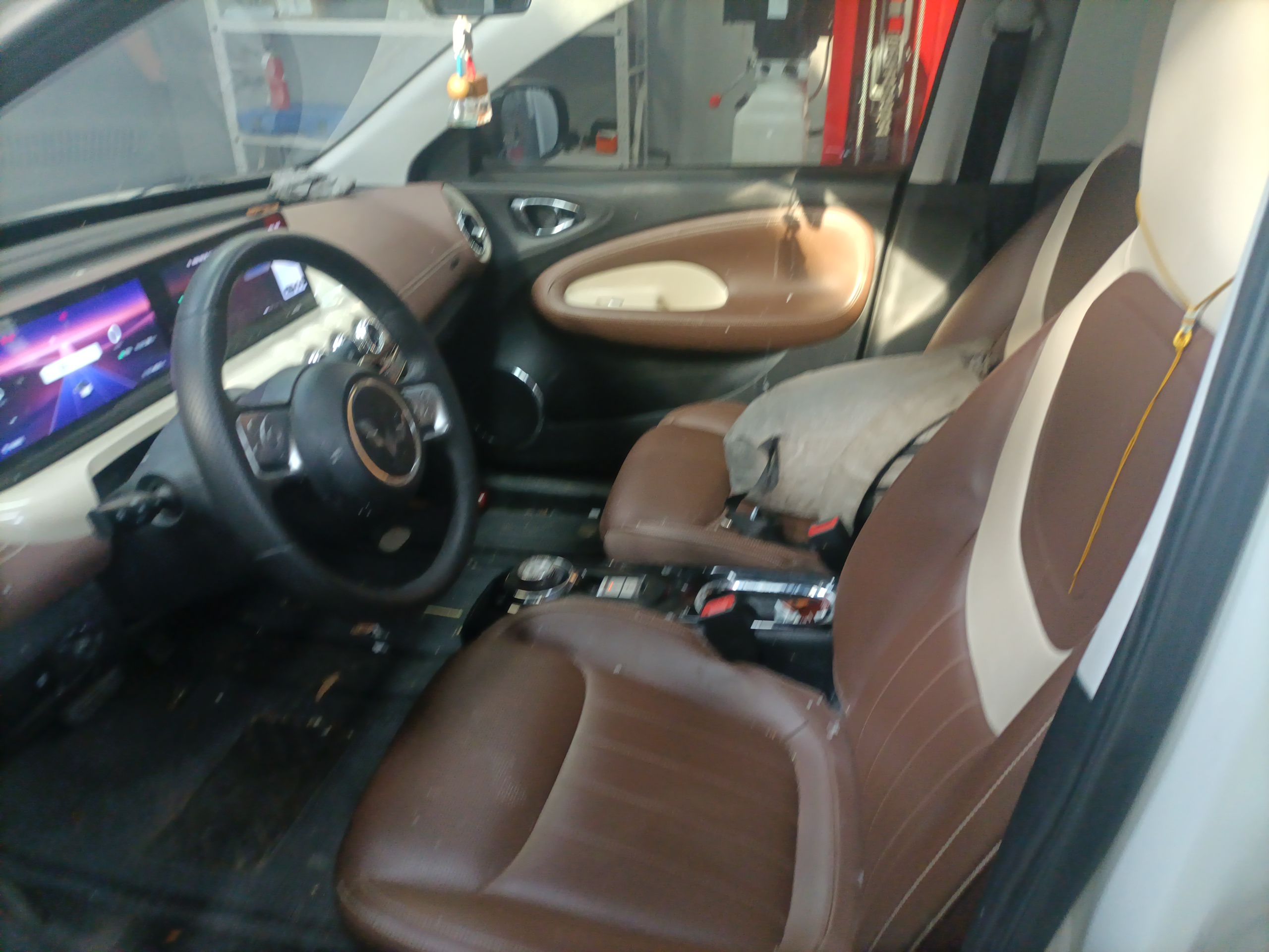 المقاعد الأمامية داخل السيارة