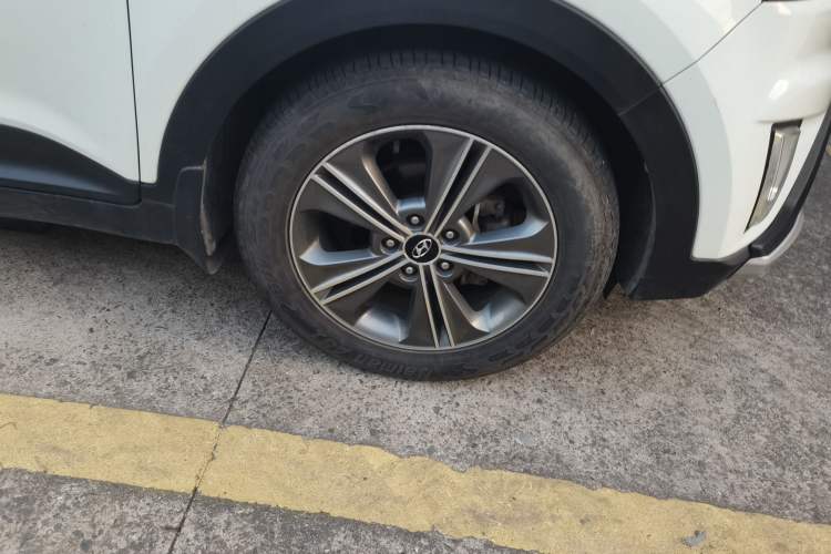 Used Hyundai ix25 2015 1.6L Automatic Two-Wheel-Drive Deluxe DLX Model
