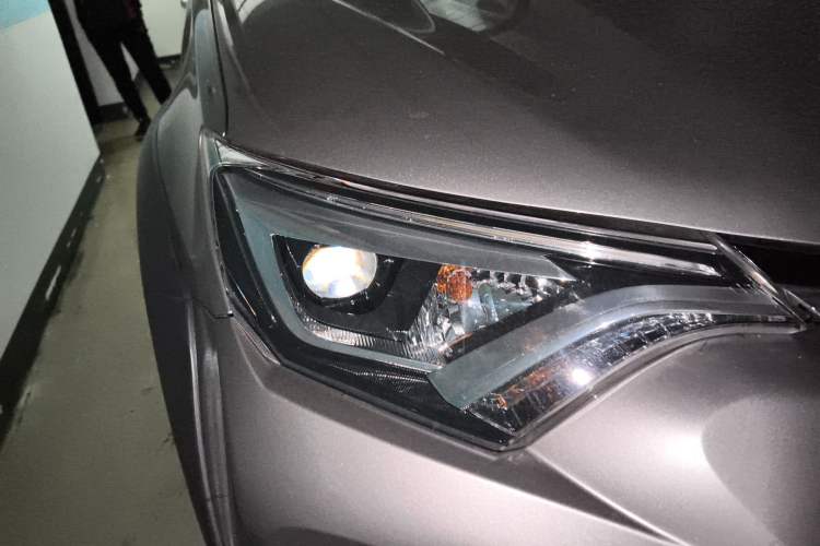Used Toyota RAV4 2019 2.0L CVT Two-Wheel Drive Fashion X Limited Edition China VI Standard Right Front Headlight