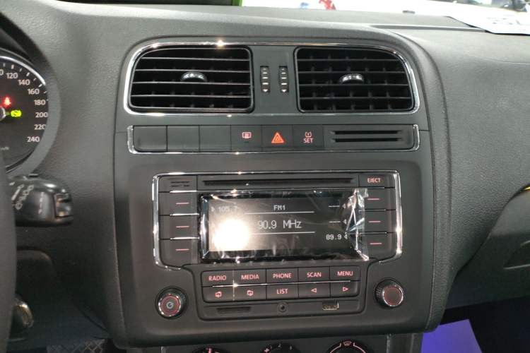 Used Volkswagen Polo 2014 1.4L Automatic Comfort Edition Audio And AC Panel