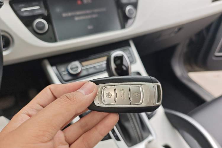 Used Geely Auto Emgrand X7 Sport 2018 1.8TD Automatic Two-Wheel Drive Smart Connect 4G Internet Edition Vehicle Key